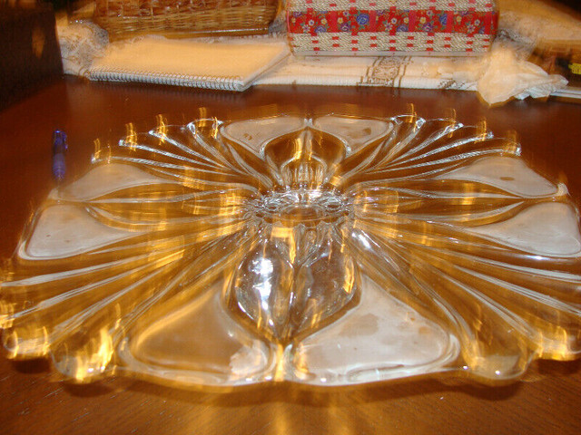 Assiette en cristal, avec pied, idéal pour présenter des gâteaux dans Art et objets de collection  à Laval/Rive Nord
