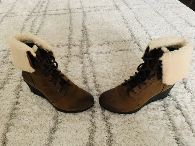 UGG Women's W Zea Cold Weather Waterproof Boots (Sz 8) in Women's - Shoes in Markham / York Region - Image 5