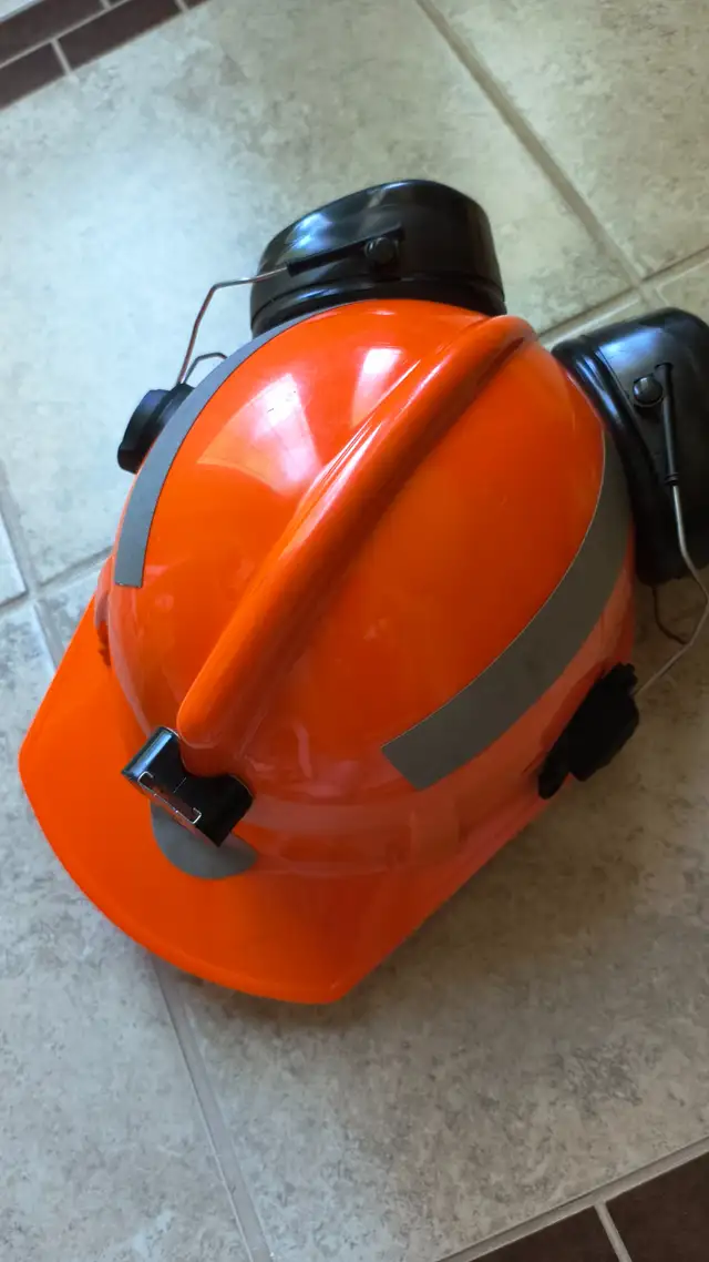 Casque de protection Topgard MSA avec coquille anti-bruit in Multi-item in City of Montréal - Image 3