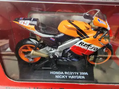 Nicky Hayden #69 RC211V 2006 REPSOL Honda Team 1:18 Race DieCast, View more