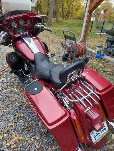 Harley-Davidson Street Glide CVO 2012 Couleur: Candy red 110 000 km En excellente condition. Toujour...