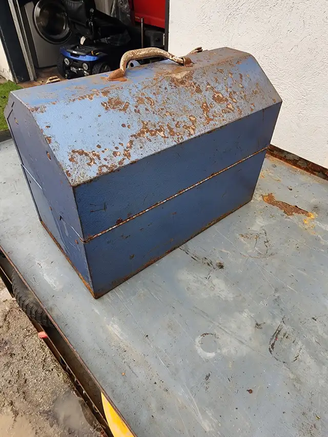 old rusty tool box heavy blue beach 18'' x 10'' x 13'' in Tool Storage & Benches in Oakville / Halton Region - Image 5
