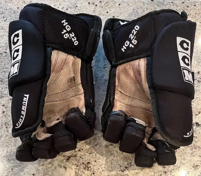 HOCKEY GLOVES (CCM) - BLACK in Hockey in Mississauga / Peel Region - Image 2