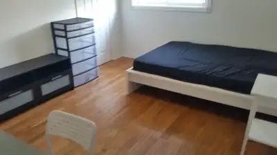 A beautiful large clean and spacious room that is furnished for rent for single occupancy. It also f...