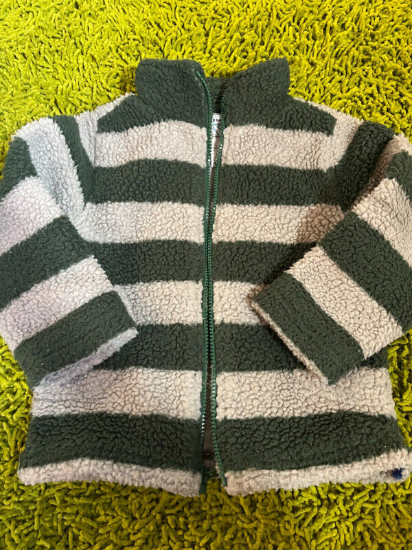 Boys Fall Sherpa/Fuzzy Like Jacket - Size 4 in Clothing - 4T in Calgary - Image 4