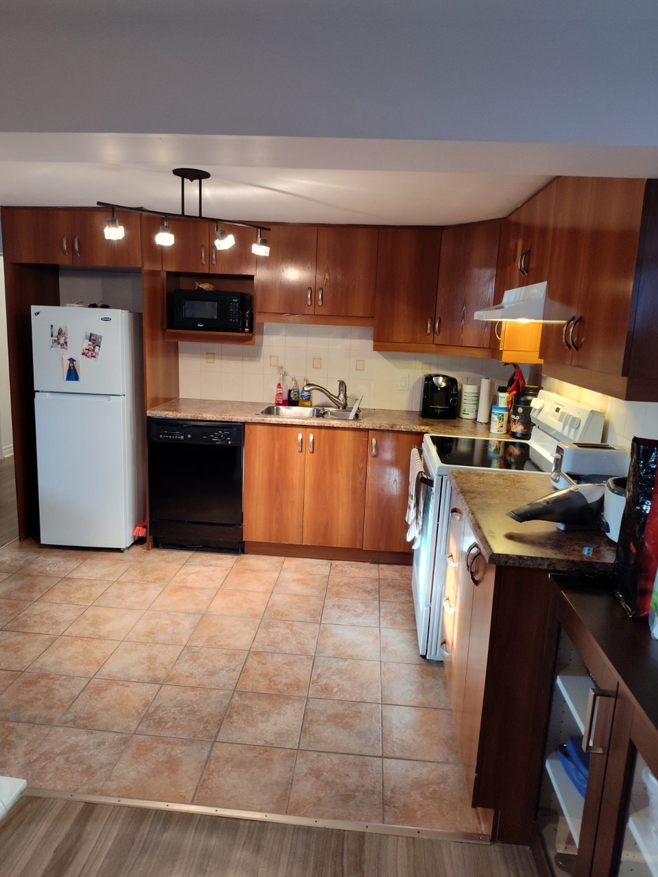 Apparemment 3 1/2 à louer pour $1380/mois 4