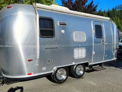 2005 safari for sale. Renovated tastefully. Has had a once over at cottonwood RV. Resealed all vents...