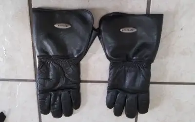 Motorcycle leather gloves Made by rocket Light weight Cash only Pickup only South of kemptville Mess...