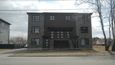 Ce Grand 4 1/2 est situé dans un 6-plex au niveau du 1 er étage et la construction est récente. Ce l...