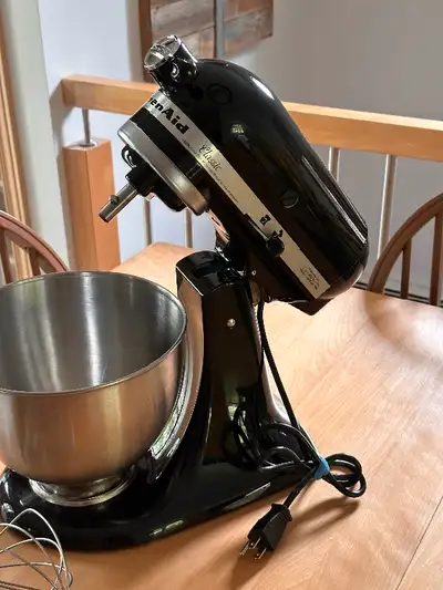Vert gently used stand mixer with bowl and three attachments. Great condition.