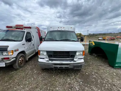 This 2006 Ford E-Series ambulance is a reliable, pre-owned vehicle perfect for conversion or special...