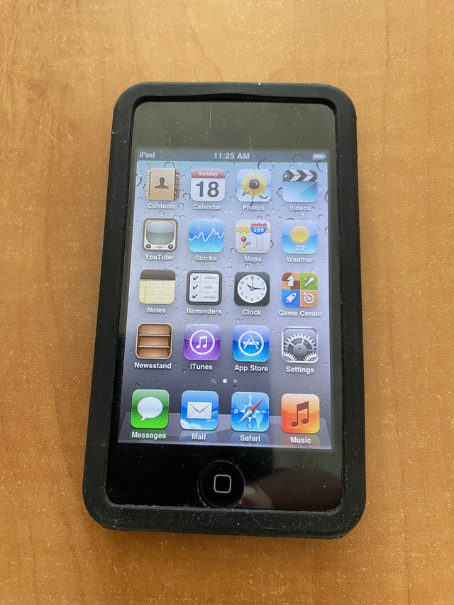 iPod32 gig with case in General Electronics in Dartmouth - Image 2
