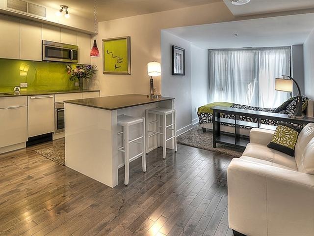 Superbe Studio entierement meublé Griffintown ($1650) — photo 3