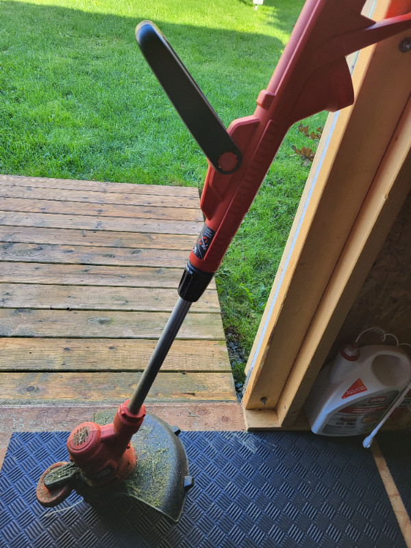 Black and Decker Weed Whacker For Sale in Lawnmowers & Leaf Blowers in Cole Harbour - Image 2