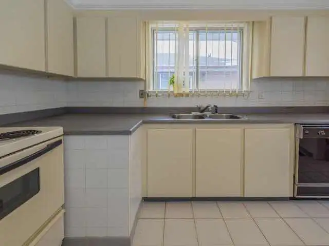  Bungalow – 3 Bed / 2 Bath in Central  in Long Term Rentals in City of Toronto - Image 5