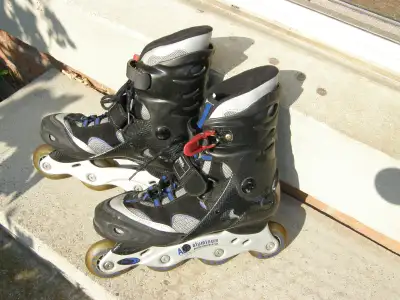 Blade Runner rollerblades size men 9, 26.3 cm, which translates into size 10 women. Narrow feet. Per...