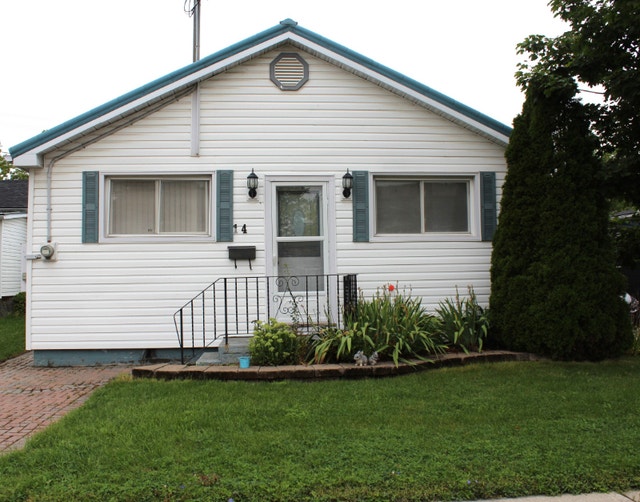 3 Bedroom House plus a Den House in Belleville 2000+++ Long Term
