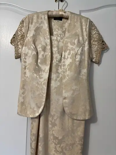 This elegant Karen Lawrence by Matthew two-piece set, in size 6, features a beautifully tailored dre...