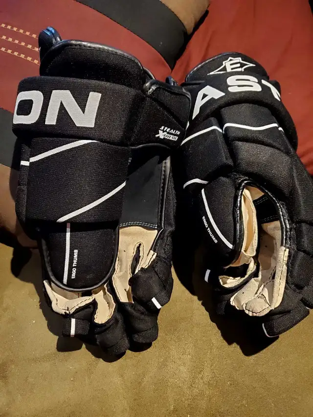 Easton Hockey Gloves.  Mens in Hockey in Ottawa - Image 3