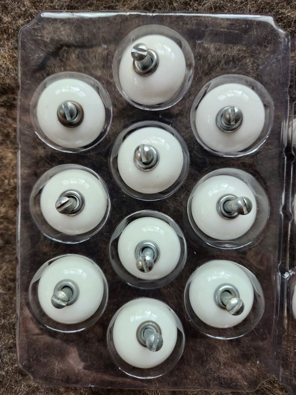 29 Vintage White Ceramic Porcelain Drawer Pull Knobs & Screws in Other in Oakville / Halton Region - Image 4