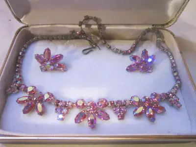 This is a beautiful set, but it needs a good cleaning. The one side seems longer so the clasp does n...