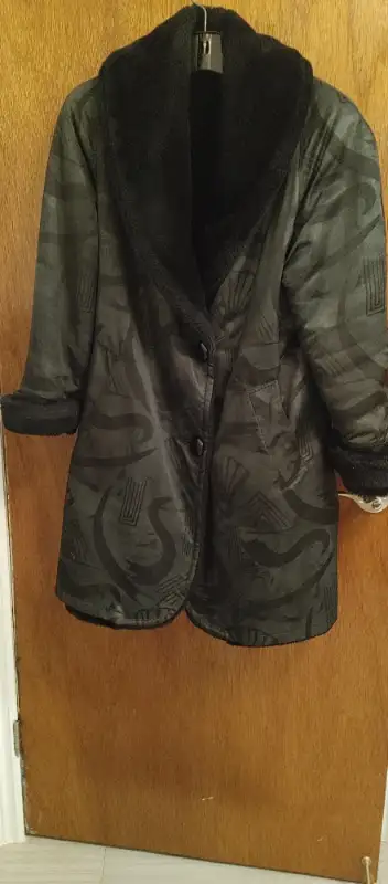En excellente condition, ce manteau importé d'Italie est réversible, un côté de la fausse fourrure e...