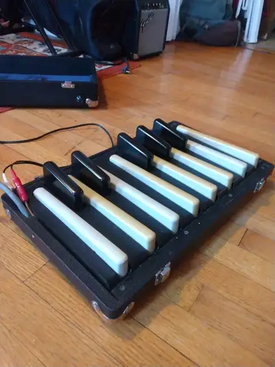 Le Yamaha BP-2 est un pédalier de basses (bass pedal keyboard) d'époque conçu pour être branché sur...