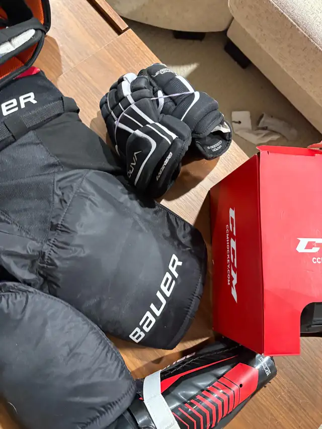 kids hockey equipment in Hockey in Guelph - Image 4