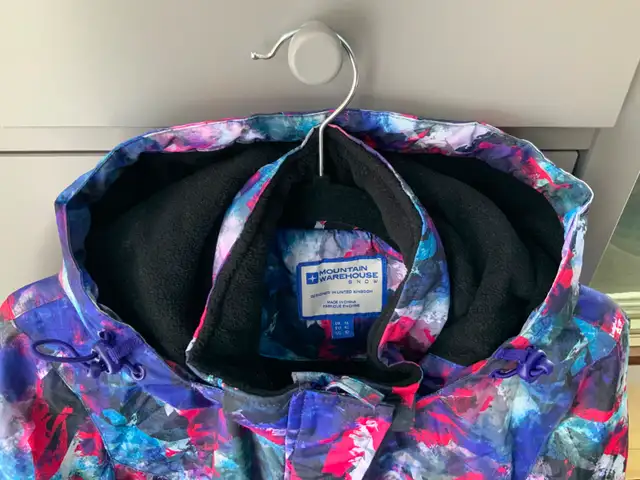 Mountain Warehouse ski jacket, size 10 in Women's - Tops & Outerwear in City of Montréal - Image 6