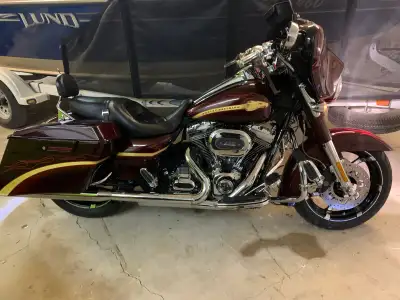 2010 street glide CVO , 110 cu.in. 57000 km , King tour pak ,Rinehart exhaust ,extended saddle bags...