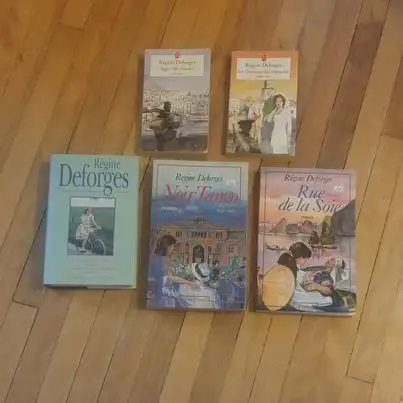7 tomes: 5 livres: Par Régine Deforges: LA BICYCLETTE BLEUE. Etc in Fiction in Gatineau - Image 2