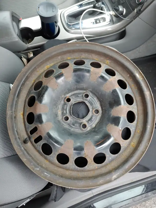 4 16 inch steel rims GM oem in Tires & Rims in Oshawa / Durham Region - Image 3