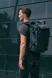 peloton    asphalt backpack 30-45L    + phone pouch dans Autre  à Ville de Montréal - Image 4
