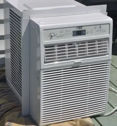 Climatiseur de 10000 BTU ayant servi deux saisons et demi en très bonne condition. Acheter au prix d...