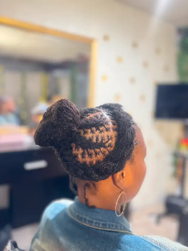 Hairstylist & Makeup Artiste63848994249091120