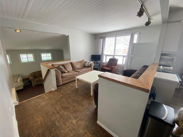 6 Beds 2 Baths - House  in Long Term Rentals in Kingston - Image 3
