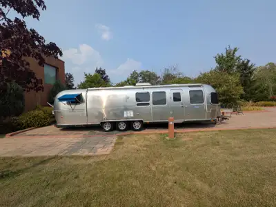 Magnifique Airstream classic 34' tout équipée et entièrement autonome avec 2 panneaux solaires, batt...