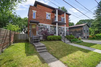 Laval – À louer Disponible dès maintenant! Situé au 2e étage d’un duplex, à seulement 13 minutes de...