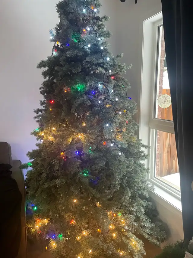 7.5 Christmas tree, moving  sale in Holiday, Event & Seasonal in Markham / York Region - Image 11