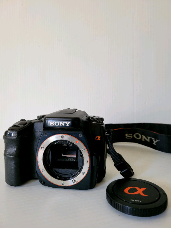 Sony A 100   10.2 MP DSLR Camera - BODY ONLY  dans Autre  à Ville de Montréal - Image 2