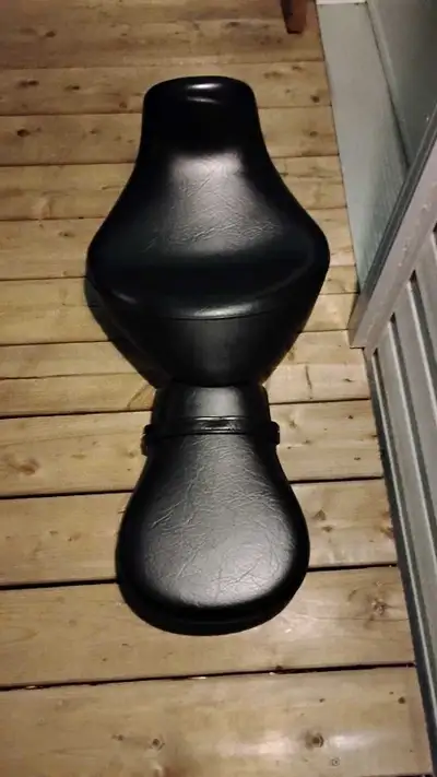 This is a pre-owned Honda motorcycle seat designed for comfort and durability on your long rides. Th...