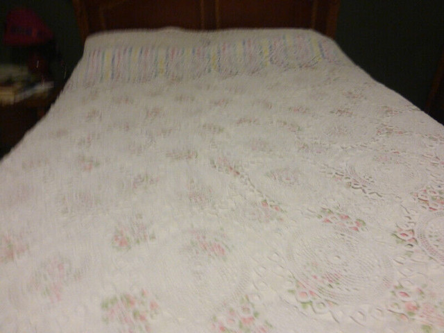Vintage/Antique Crochet Bedspread - ruth in Arts & Collectibles in Owen Sound - Image 2