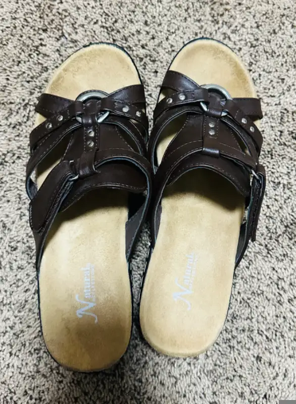 Size 7 women sandals in Women's - Shoes in Calgary - Image 4