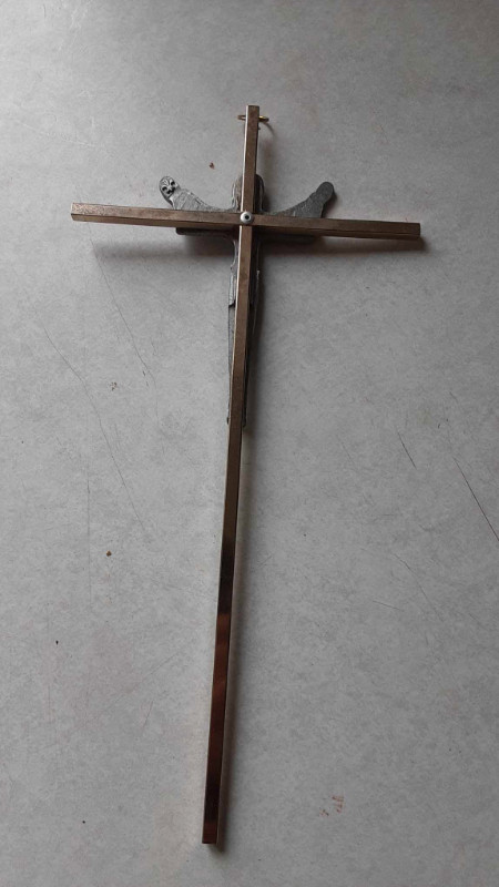 Crucifix de Jésus en laiton doré acier brossé avec Fleur de Lys dans Art et objets de collection  à Ville de Québec - Image 2