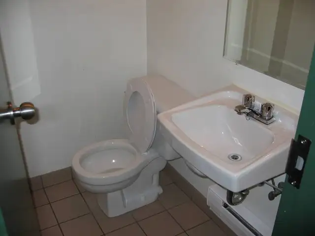 *Montréal métro DeCastelnau - chambres à louer - rooms for rent* in Room Rentals & Roommates in City of Montréal - Image 8