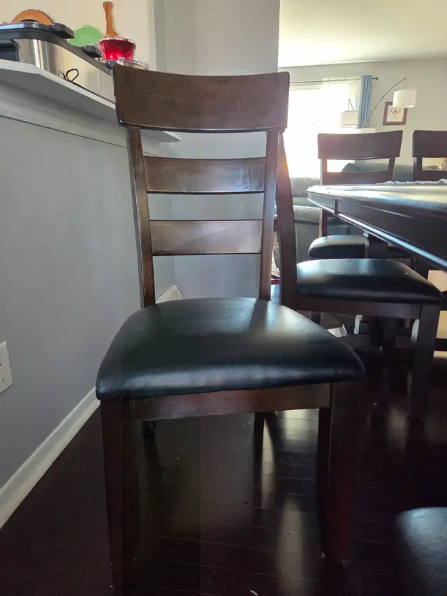 Dining room table in Dining Tables & Sets in City of Halifax - Image 2
