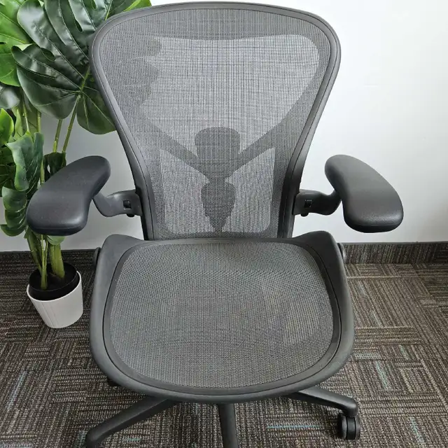 Herman Miller aeron remastered size b in Chairs & Recliners in City of Toronto - Image 4