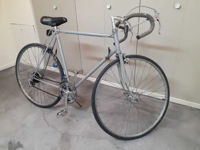 bicyclette  in Road in Granby - Image 2