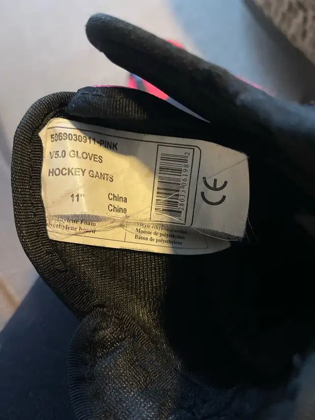 youth hockey/ ringette/ ball hockey  gloves in Hockey in St. Albert - Image 3