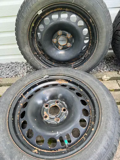 Jeu de 4 pneus Hiver "Uniroyal" 205/55-R16 montés sur Rim acier de marque GM Gonflés, balancés .. pr...
